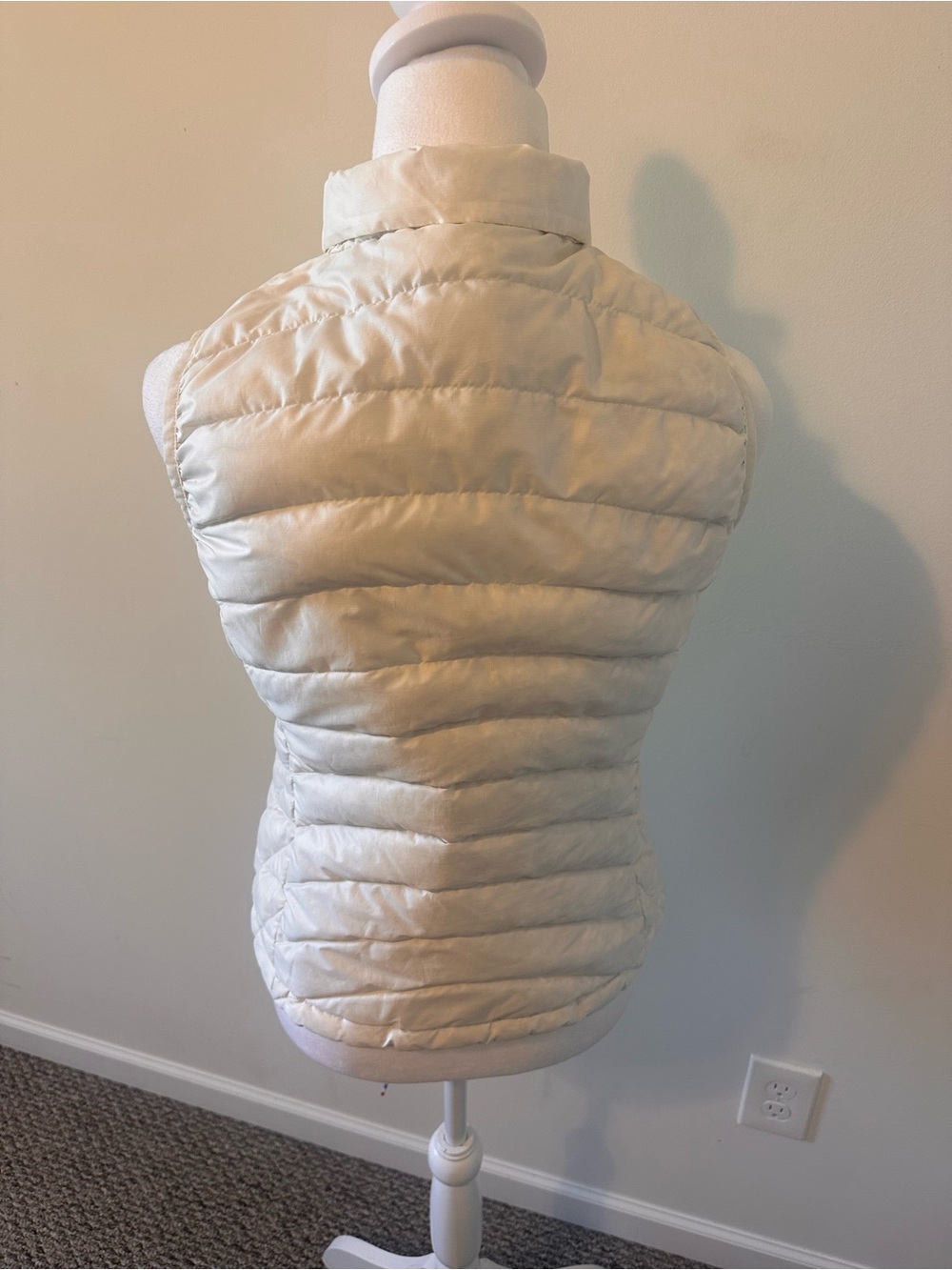 Patagonia Women's White Goose Down Puffer Vest Size XS - Picture 3 of 8